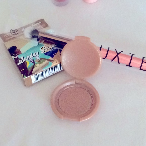 π Makeup Bundle! Primer, Lipgloss, eyeshadow & brush - Picture 4 of 6